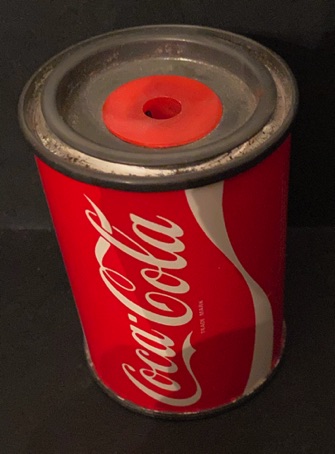 5719-3 € 1,50 coca cola puntenslijper ijzeren blikje.jpeg